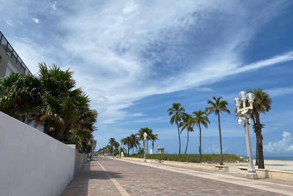 Hollywood Beach Apartments - Walk To The Beach Εξωτερικό φωτογραφία