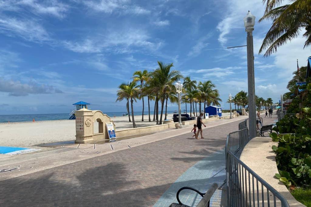 Hollywood Beach Apartments - Walk To The Beach Εξωτερικό φωτογραφία